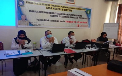 IN SCHOOL TRAINING PENINGKATAN KUALITAS GURU SMA NEGERI 8 BATAM